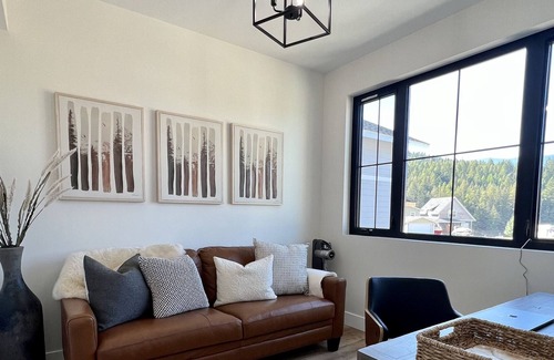 East Kootenay Cottage | Hidden 💎 - Stylish Lakefront Cottage on Koocanusa 🔆