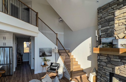 East Kootenay Cottage | Hidden 💎 - Stylish Lakefront Cottage on Koocanusa 🔆