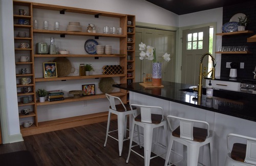 Bentonville House | Hide & Chic Modern Escape in Little Flock. Peaceful Location, Games, Sleeps 6