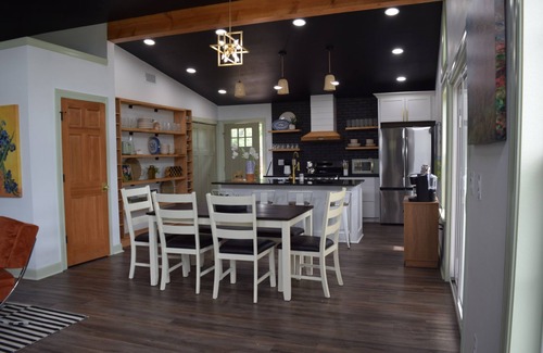Bentonville House | Hide & Chic Modern Escape in Little Flock. Peaceful Location, Games, Sleeps 6
