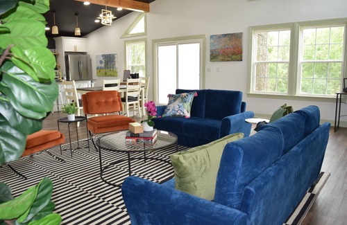 Bentonville House | Hide & Chic Modern Escape in Little Flock. Peaceful Location, Games, Sleeps 6