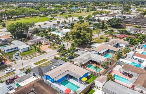 Driftwood House | Hideaway 3 Bedrooms with Private Pool and Game Room