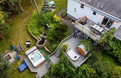 Bushkill House | Hideaway Hot Tub Sunna Lake Kayaks Pool