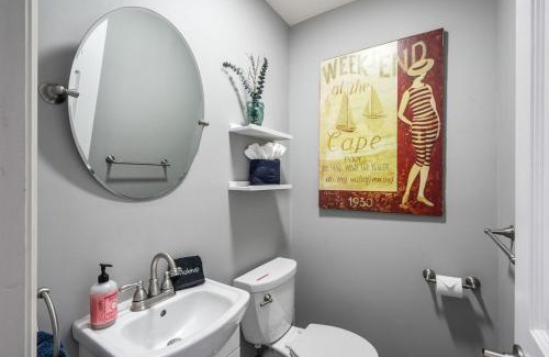 Bushkill House | Hideaway Hot Tub Sunna Lake Kayaks Pool