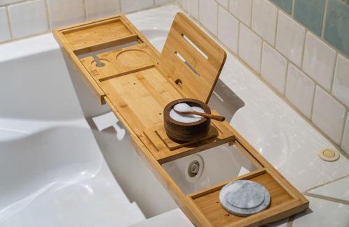 Bushkill House | Hideaway Hot Tub Sunna Lake Kayaks Pool