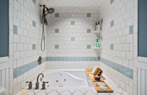 Bushkill House | Hideaway Hot Tub Sunna Lake Kayaks Pool