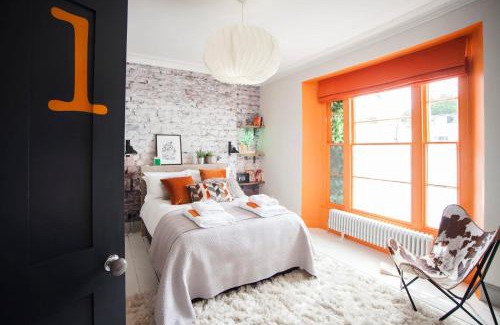 Bristol House | higgihaus 7 Bed Sleeps up to 18 Big Groups Best Location