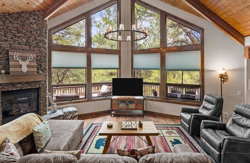 Ponderosa Trails House | HIGH ALTITUDE HAVEN: SPA + PET FRIENDLY + TRAILS