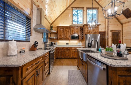 Hochatown Cabin | High-End Romantic 1 Bedroom Cabin in highly sought after Timber Creek area