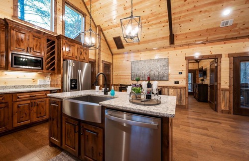 Hochatown Cabin | High-End Romantic 1 Bedroom Cabin in highly sought after Timber Creek area