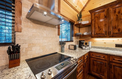 Hochatown Cabin | High-End Romantic 1 Bedroom Cabin in highly sought after Timber Creek area