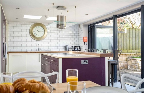 Milton-under-Wychwood House | HIGH RIDGE, pet friendly, with open fire in Milton-Under-Wychwood