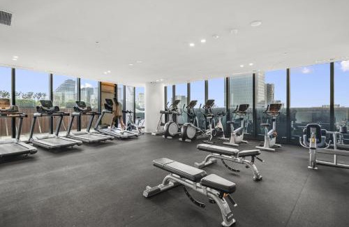 Box Hill Apartment | High-Rise 3-Bed Apartment with Premium Amenities