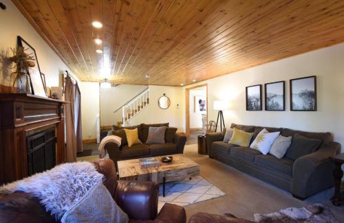 Country Club Estates House | High Sierra Escape - Cozy, Spacious Mountain Home