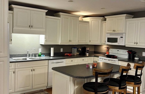 High Springs House | High Springs Hideaway – 4BR w/Pool & Bar Near Springs & UF Walk to Town