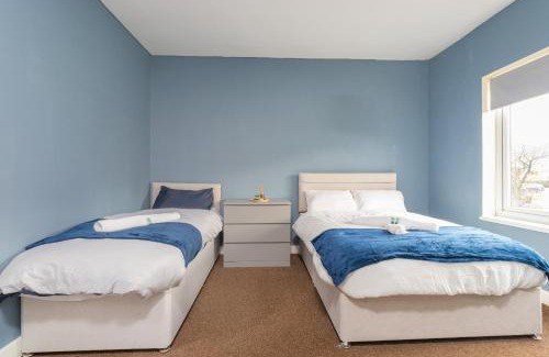 Bedworth Apartment | HIGH STREET APARTMENT, SLEEPS 6 GUESTs!