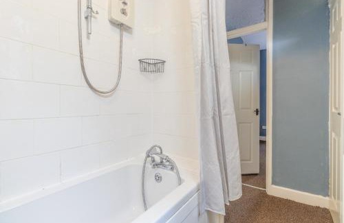 Bedworth Apartment | HIGH STREET APARTMENT, SLEEPS 6 GUESTs!