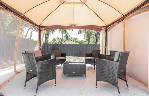 Cooper City House | "High Top" Luxury, Gated Yard for pets and Family Friendly
