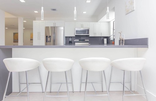 Cooper City House | "High Top" Luxury, Gated Yard for pets and Family Friendly