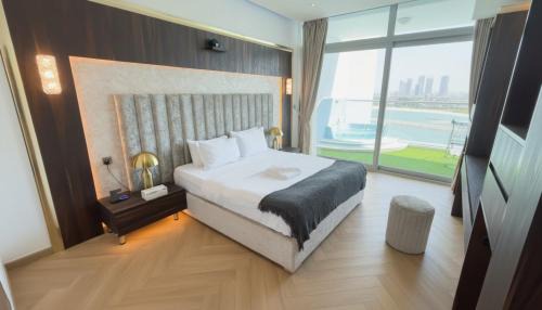 Palm Jumeirah Apartment | Highend Azure 1BR Sea View and Private Beach with Pool Access