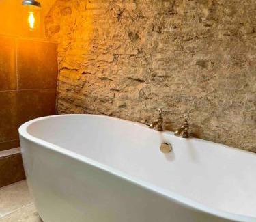 Duns Tew House | Highend Cotswold Barn near Soho Farmhouse & Daylesford