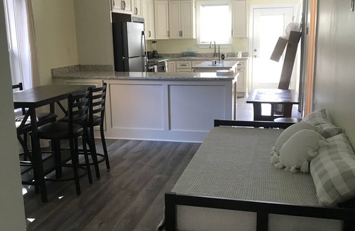 Cherokee Triangle Apartment | Highlands Apartment Close to Downtown, Local shops/restaurants/bars/park