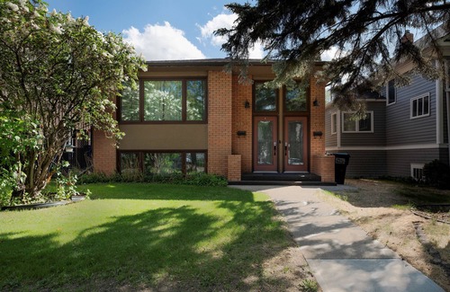 Northeast Edmonton House | Highlands Beautiful Main Floor