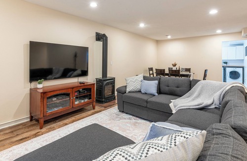 Sunnyside Apartment | Highlands Haven, Cozy Retreat in Historical Center