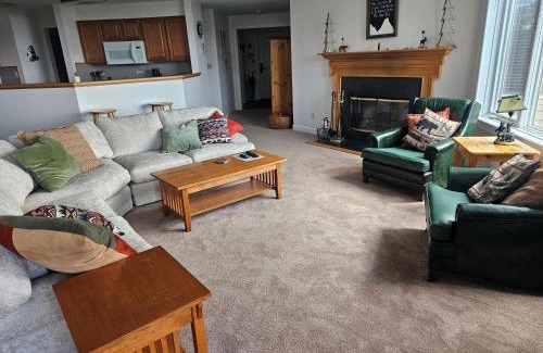 Chestnut Springs House | Highridge Court 19 with Wintergreen Advantage