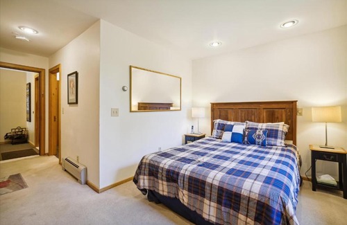 Central Vermont- Killington House | Highridge J5A Comfortable Hotel Room Stay with Access to Pool, Hot Tub & Gym!