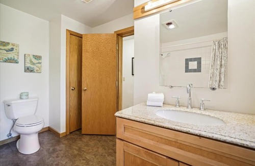 Central Vermont- Killington House | Highridge J5A Comfortable Hotel Room Stay with Access to Pool, Hot Tub & Gym!