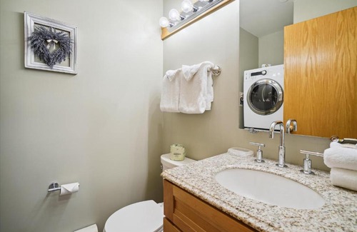 Central Vermont- Killington House | Highridge J5A Comfortable Hotel Room Stay with Access to Pool, Hot Tub & Gym!