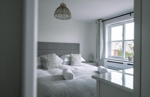 Swanage Apartment | HighTide - 2 bed with parking, balcony & sea view.