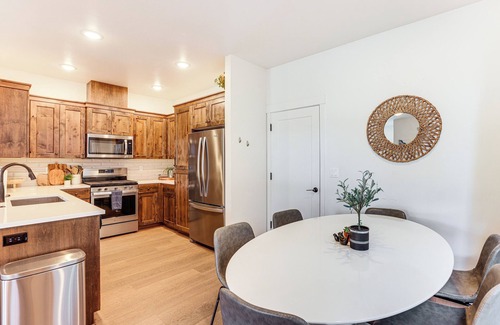 Mountain View House | Hike, Bike & Ski: All-Season Bend Escape