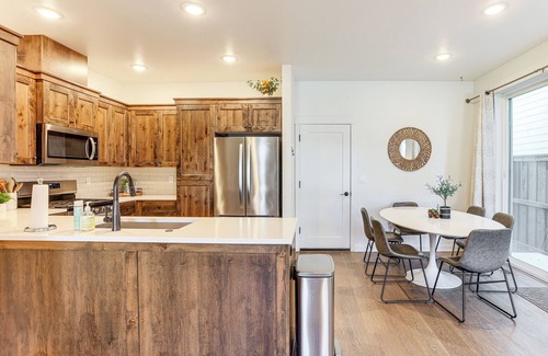 Mountain View House | Hike, Bike & Ski: All-Season Bend Escape