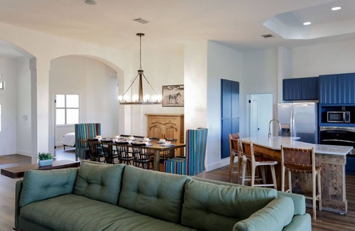 Austin House | Hill Country Retreat w/Pool, Tiki Bar & 5 Acres – Sundown Escape