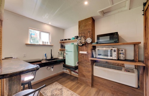 Hillsgrove Cottage | Hillsgrove Creekside Cabin: Close to Hiking