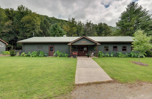 Hillsgrove Cottage | Hillsgrove Creekside Cabin: Close to Hiking