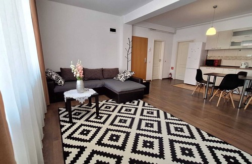 Centrul Vechi Apartment | Hillside Apartment Near City Center – Quiet, Green & Super Central