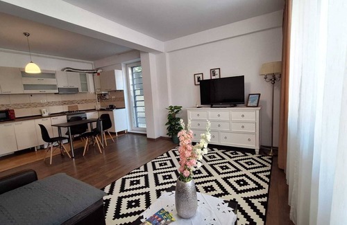 Centrul Vechi Apartment | Hillside Apartment Near City Center – Quiet, Green & Super Central