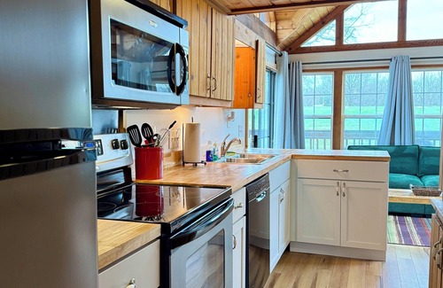 Cobden House | Hillside Haven - Cabin 1