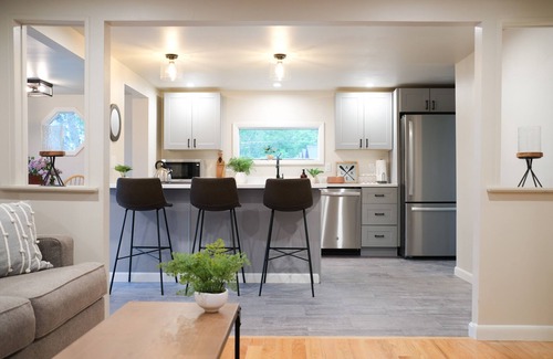 Colchester Cottage | Hillside Haven | Modern Malletts Bay Lake Cottage