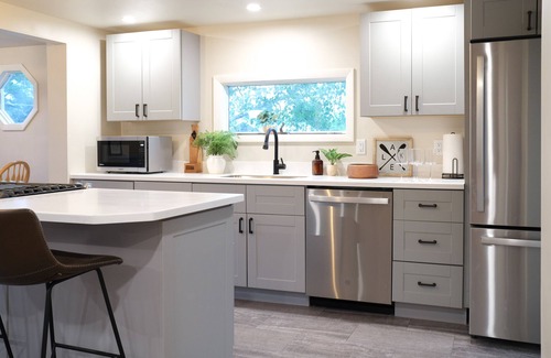 Colchester Cottage | Hillside Haven | Modern Malletts Bay Lake Cottage