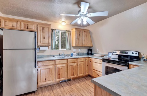 Duck Creek Village Cabin | Hillside Hideaway 1 bdrm w/private loft, wood fireplace, & outdoor fire pit