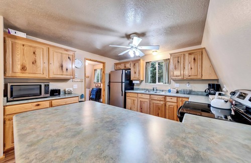Duck Creek Village Cabin | Hillside Hideaway 1 bdrm w/private loft, wood fireplace, & outdoor fire pit