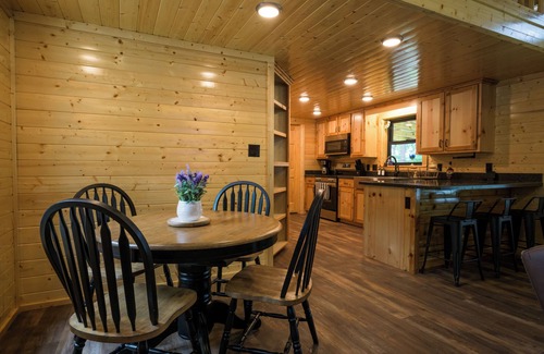 Grapeland Cabin | Hillside Hideaway - Lakefront Cabin