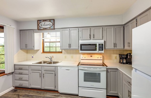 Williamstown House | Hillside Home 5 Mi to the Ark in Williamstown!