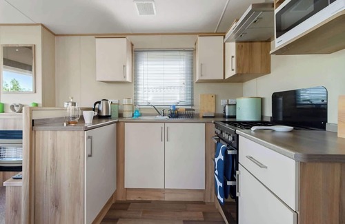 Newton Saint Cyres Ski Chalet | Hillside Splash Retreat - Pool & Fishing Nearby