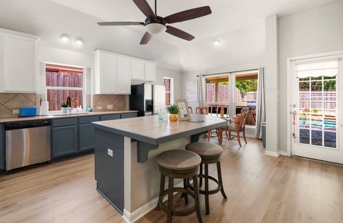 Village At Western Oaks House | Hillside Tropical Retreat - relax, work, and live pure