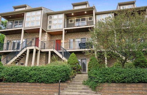 Covington House | Hilltop 3BR for 10, Private Garage, Skyline Views